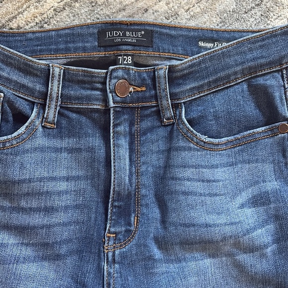 Judy Blue Ankle Cropped Blue Jeans with Rolled Hems - skinny fit Capri - 7/28 - Picture 2 of 8